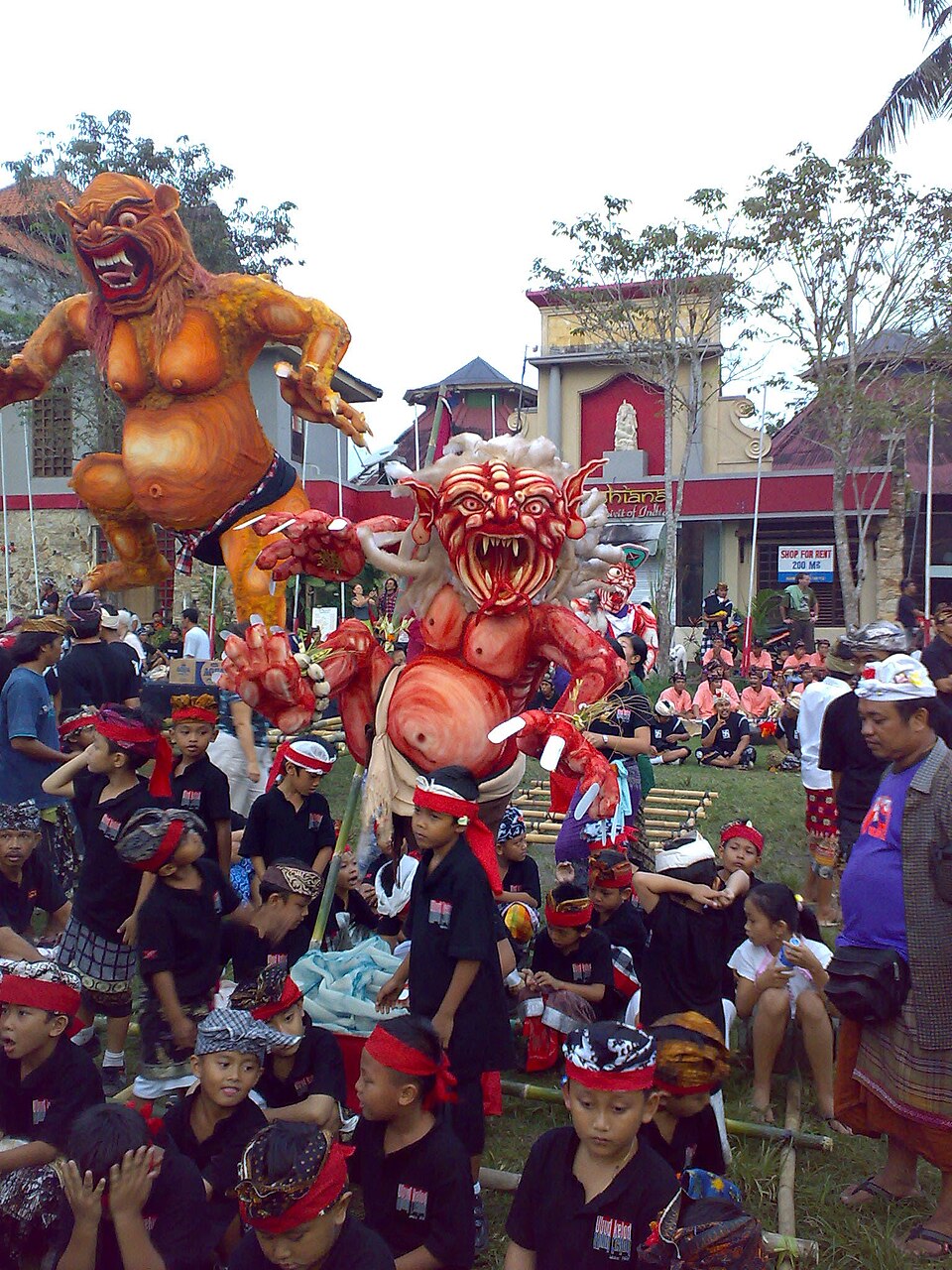 An Ogoh-Ogoh and Balinese children in en:Ubud, Bali; March 7, 2008.