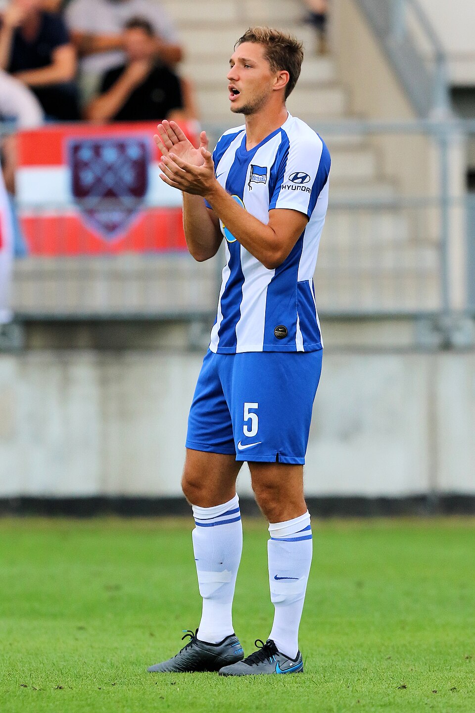 Friendly match Hertha BSC (blue-white shirts) vs. West Ham United (red-blue shirts) at 31-07-2019 3-5 (3-2) in the Sonnenseestadium in Ritzing. – The photo shows Niklas Stark (Hertha BSC).