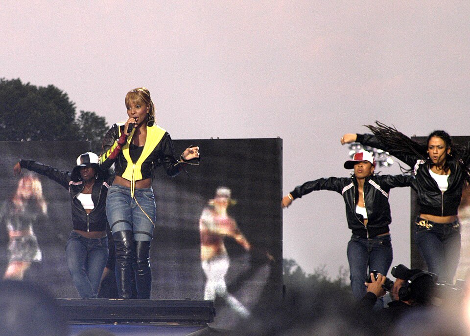 030904-N-1993R-001 Washington D.C. -- Recording artist Mary J. Blige performs on the National Mall during the Operation Tribute to Freedom, NFL and Pepsi sponsored “NFL Kickoff Live 2003” Concert. Organizers provided priority seating for military members and their families. Among the other performer