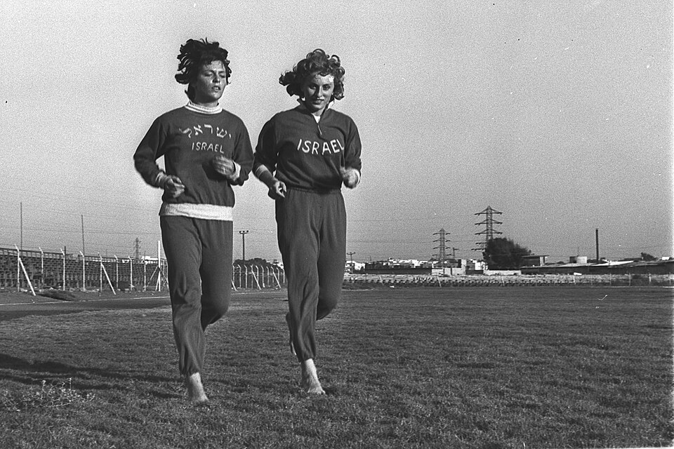The track and field athletes train for the Olympic Games. On the left, Ilana Adir, 19, prepares to compete in the 100-meter and 200-meter sprints. On the right, Ilana Karashik, 22, gets ready for the long jump and 80-meter hurdle race.
מתאמנות לקראת האולימפיאדה: משמאל, אילנה אדיר, 19, ריצת 100ו-200