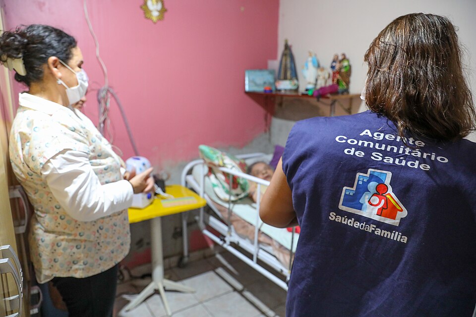 Community health worker from the Family Health Strategy (Unified Health System) during a home visit, in Brazil.