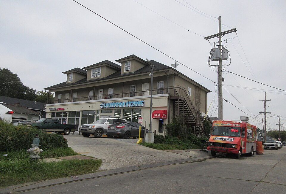 Uptown lake corner of Claiborne &amp; Eagle Streets New Orleans Nov 2024 - Shops &amp; Food Truck