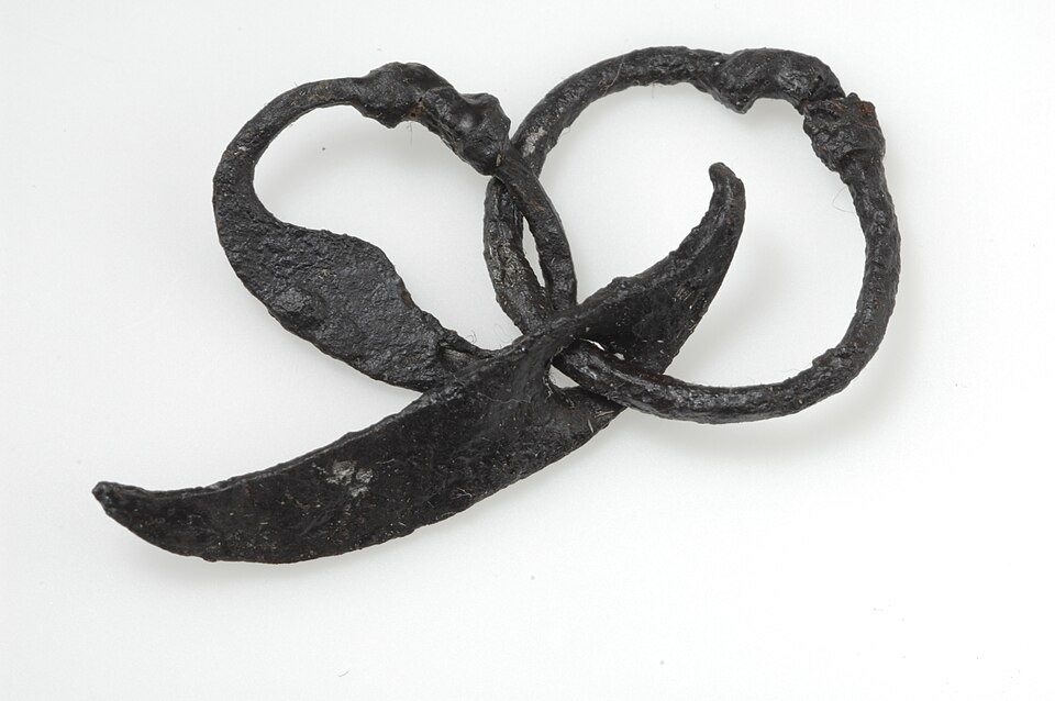 Amulet pendant, fire steel and sickle.
Iron.
Björkö, Adelsö, Uppland, Sweden. 
SHM 35000

See also <a href="http://kulturarvsdata.se/shm/object/html/914271" rel="nofollow">kulturarvsdata.se/shm/object/html/914271</a>
