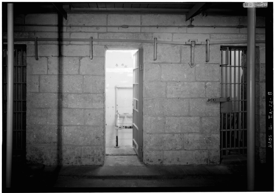 INTERIOR DETAIL OF CELL ENTRANCES, SHOWING BAR LINKAGE CONTROL OF CELL DOORS - Dubuque County Jail, 36 East Eighth Street, Dubuque, Dubuque County, IA HABS IOWA,31-DUBU,6-8