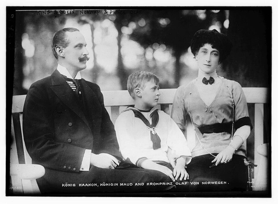 Title: King [Haakon] and Queen [Maud] of Norway and [Crown] Prince Olaf
Abstract/medium: 1 negative : glass ; 5 x 7 in. or smaller.