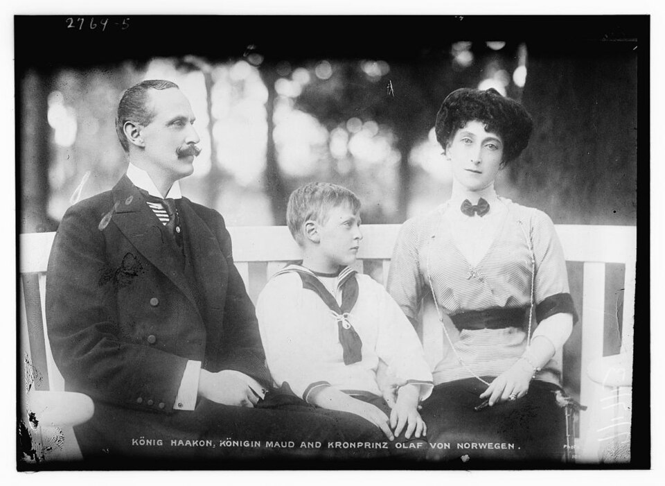 King Haakon VIII Takes Oath as Norway's Monarch After Father's Death