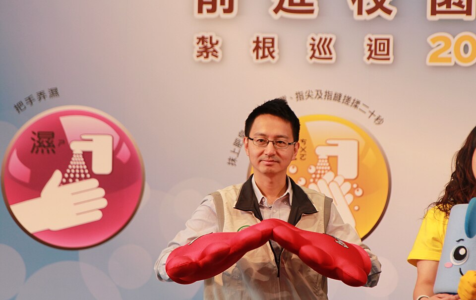​衛生福利部疾病管制署副署長羅一鈞及麥當勞叔叔之家慈善基金會基金會執行長陶華君一同化身「洗手防疫作戰員」於臺北市大安區金華國民小學
