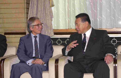 Hideki Shirakawa, Professor Emeritus of the University of Tsukuba, met Yoshirō Mori, Prime Minister, at the Prime Minister's Official Residence in Chiyoda Ward, Tōkyō Metropolis on October 18, 2000.