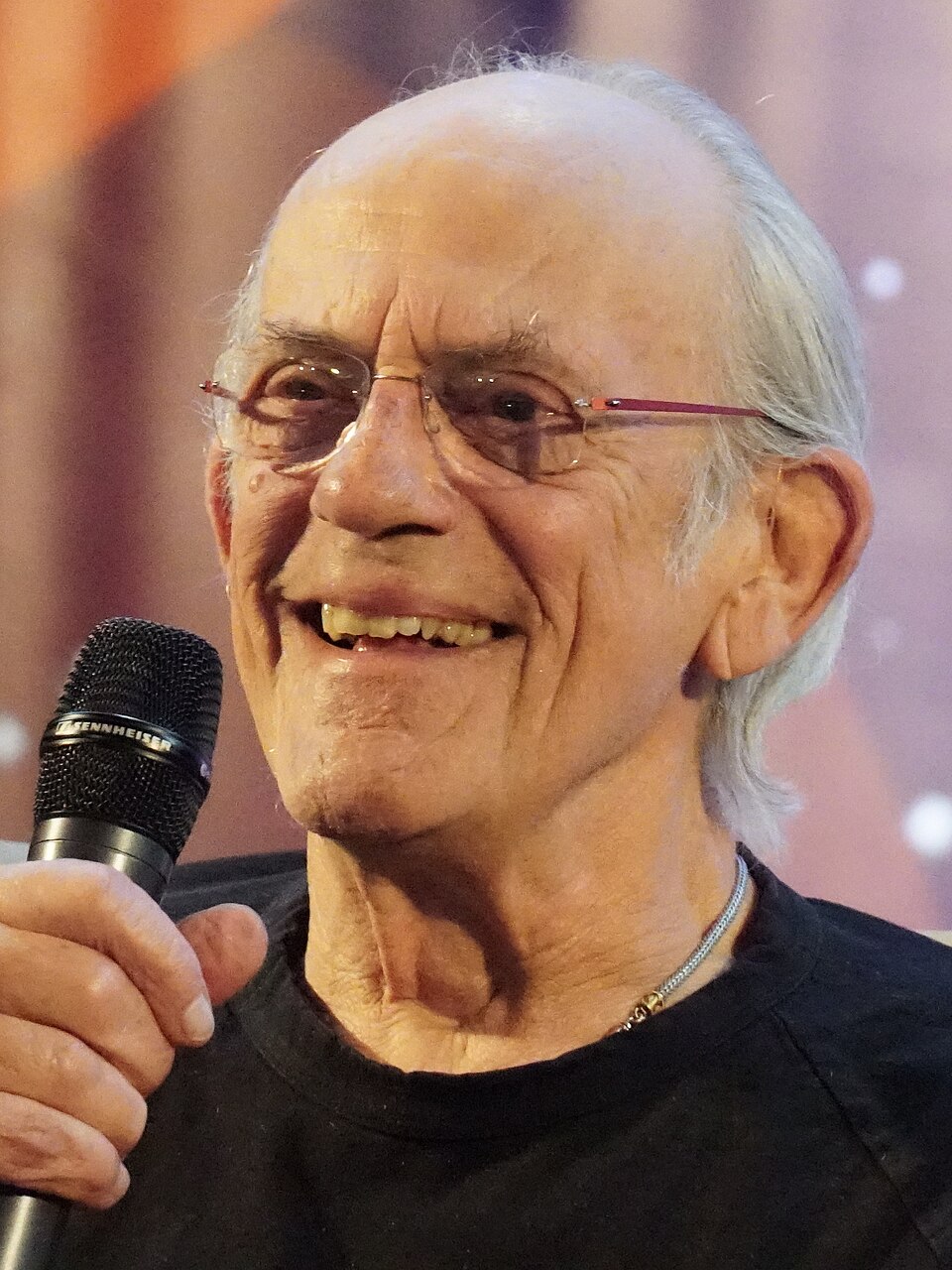 Author : @Kiri Karma
Comiccon Brussels 2022 - Autumn - Q&amp;A Christopher Lloyd 
Christopher Lloyd
aka 'Doc'/dr. Emmett Brown, Uncle Fester, Dr. Doom, Kruge,..
Back To The Future Trilogy - The Addams Family - Who Framed Roger Rabbit - Star Trek - ...
Great Scott!
Our next guest has had such an impa