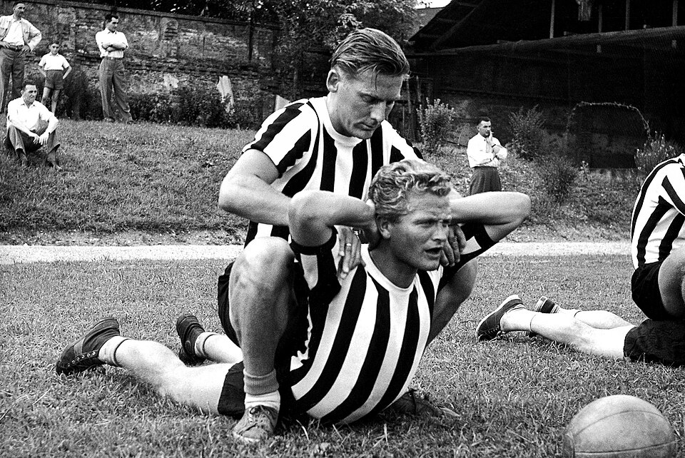 Torino (Italia), campo sportivo "Gianpiero Combi". Il calciatore danese Karl Aage Præst (in alto) e l'italiano Giampiero Boniperti (in basso) in allenamento alla Juventus FC tra gli anni 40 e 50 del XX secolo.