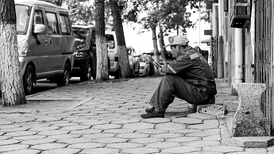 Having a break, taking the phone, chatting with friend or relatives... Who doesn't have a cellphone now? In China, even the oldest people are using smartphone like iPhone or Chinese equivalent. It reminds me the time when I was a young teenager, ridding my bike to reach my friends house, knocking at