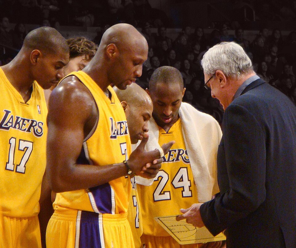 Lakers Honor Phil Jackson with Statue Outside Arena
