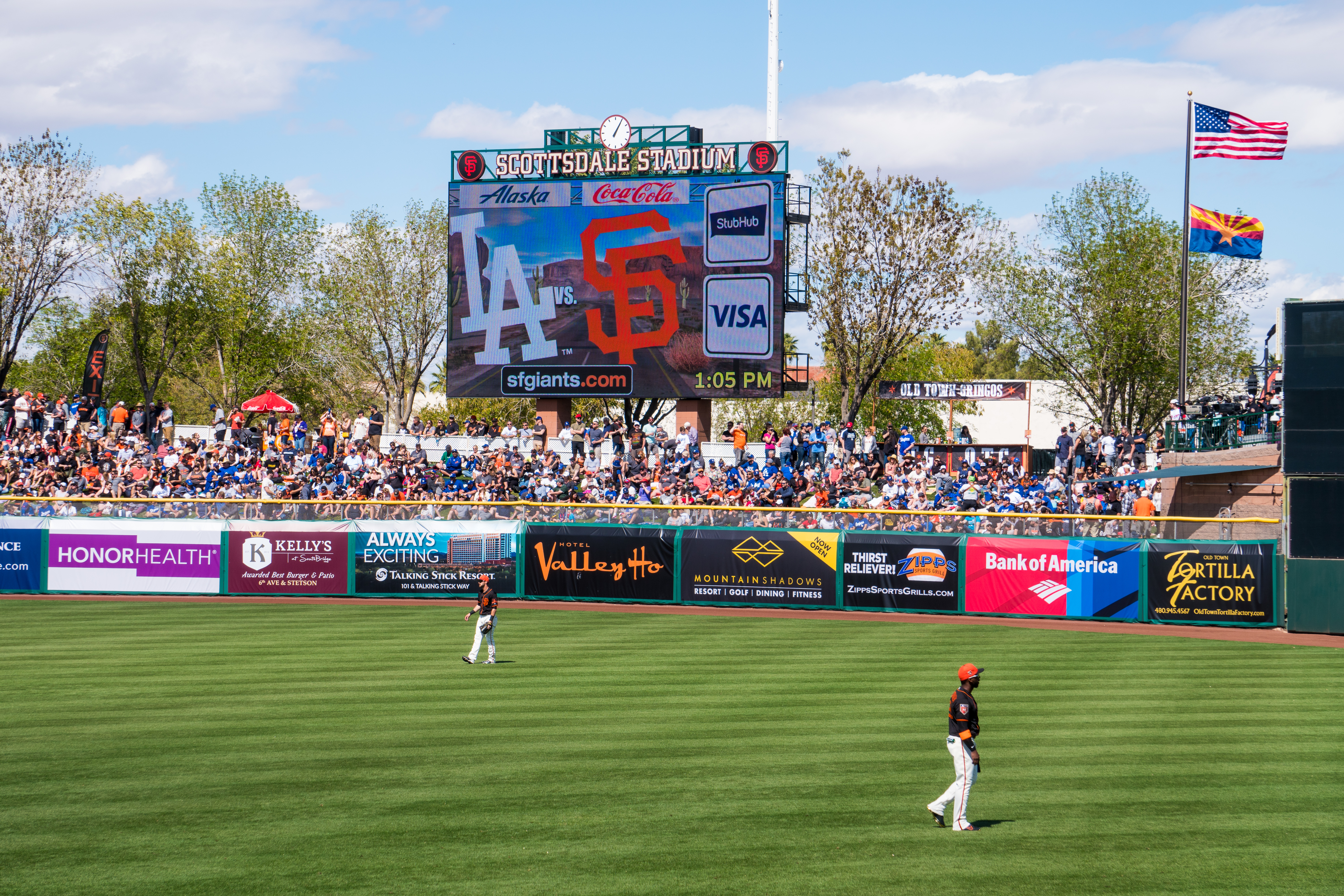 Giants Struggle with Defense as Dodgers Set to Face Off