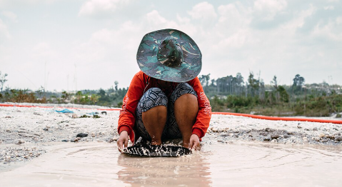 Female artisanal miner in Central Kalimantan panning for gold without using mercury