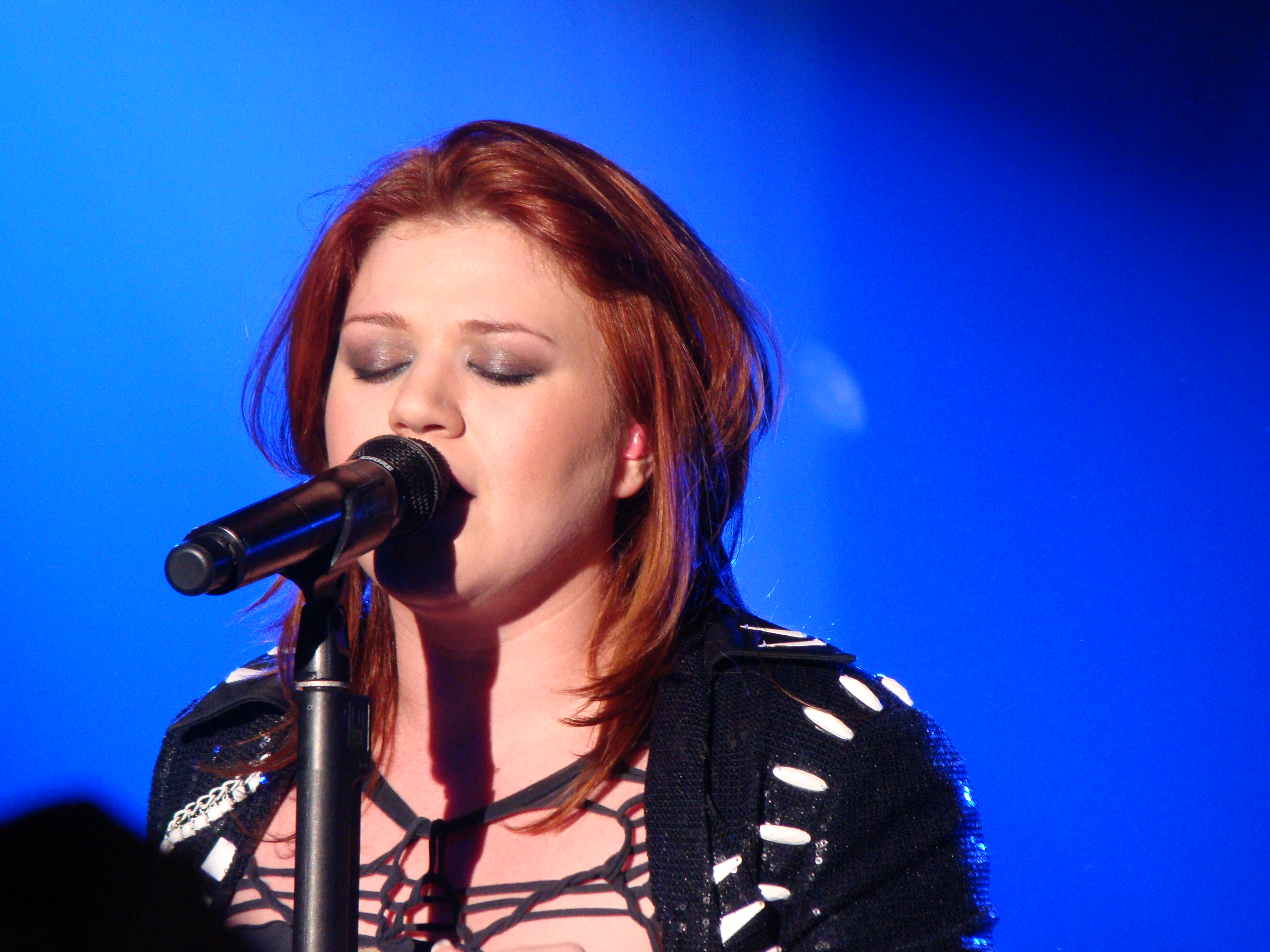 Kelly Clarkson Escalates Dispute With Brooklyn Store Over $15,000 Bird